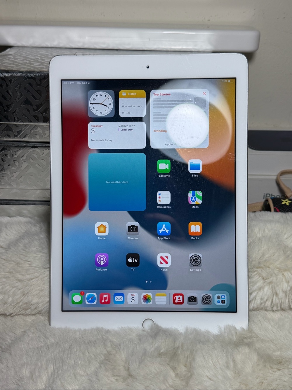 Apple iPad 6th generation gps + cellular  32 gb  Unlocked
